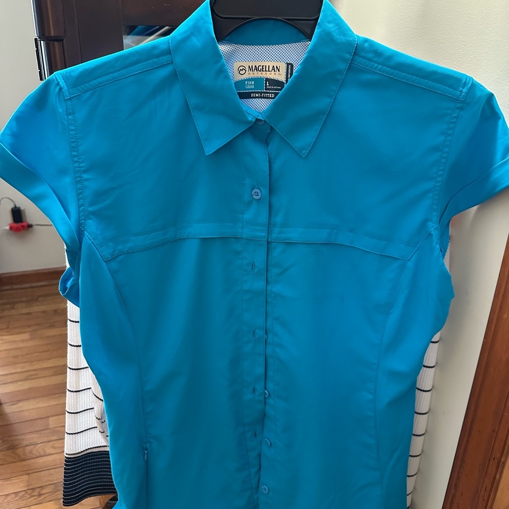 Magellan fitted blue sports blouse.